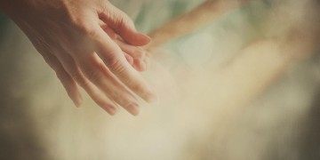 给我你的手在我老去之前出自哪首歌？