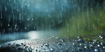 哪怕泪滴落成雨出自哪首歌？