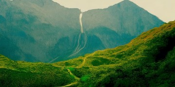 我要跃过山峰出自哪首歌？
